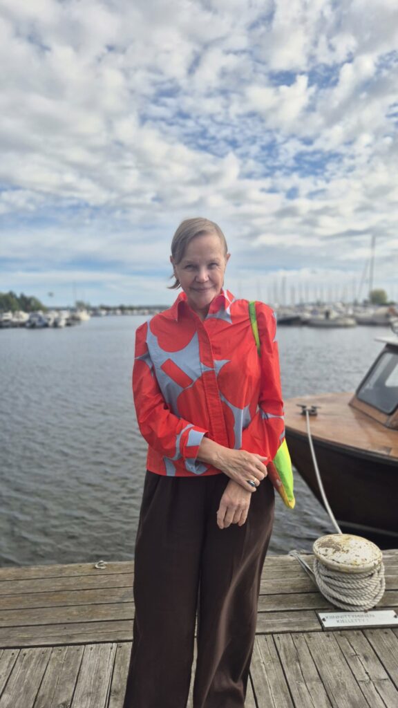 Leena Kontinen meren rannalla laiturilla