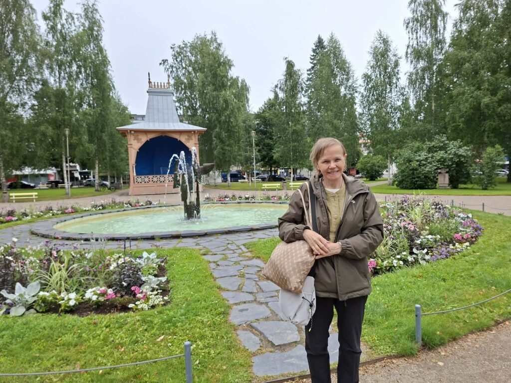 Leena Kontinen Mikkelin Kirkkopuistossa suihkulähteen luona