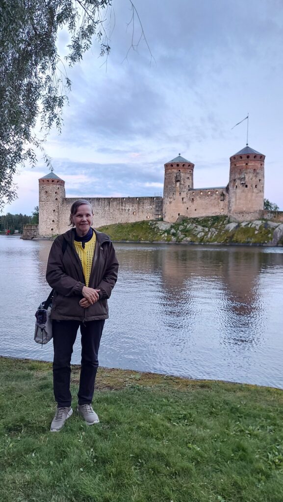 Leena Kontinen Olavinlinnan edustalla