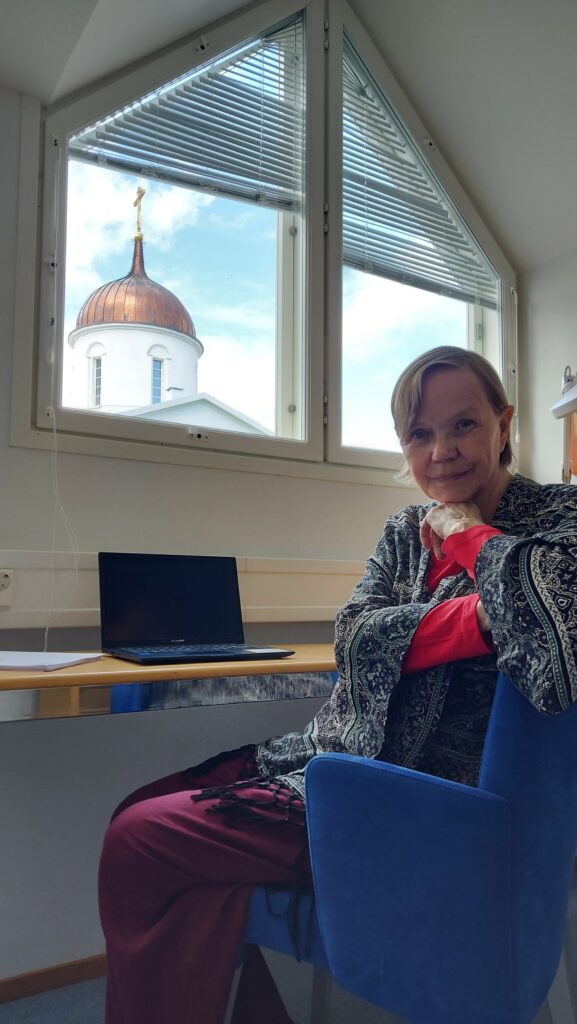 Leena Kontinen kirjoittamassa työhuoneessa Valamossa