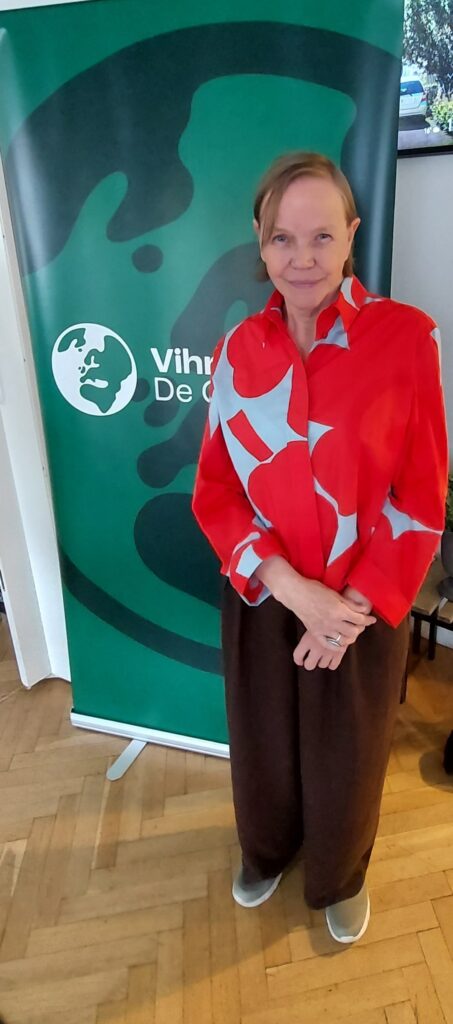 Leena Kontinen Vihreiden roll-upin edessä